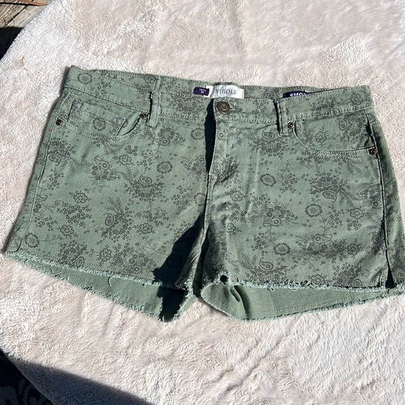 Vigold Pants - VIGOLD green shorts. Size 13/14.
